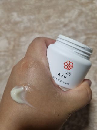 AYU25[아유트웬티파이브]다마스크로즈워터 베이스 천연 수분 촉촉 크림 — 5점을 준 리뷰어가 2021년 3월 올린 사용 사진