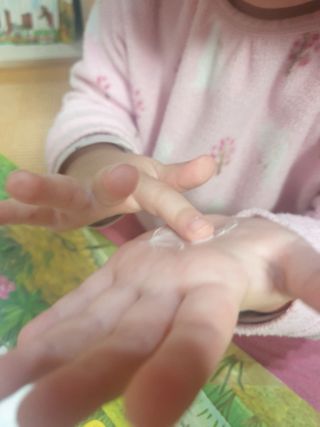 mom e 맘이 내추럴 베이비 케어 샴푸앤바스+로션 — 5점을 준 리뷰어가 2021년 1월 올린 사용 사진