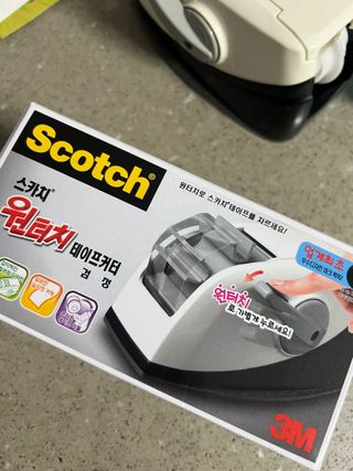 3M 스카치 원터치 테이프 디스펜서 커터기 오렌지/블랙 + 초강력 다용도 테이프 8매 — 5점을 준 리뷰어가 2024년 4월 올린 사용 사진