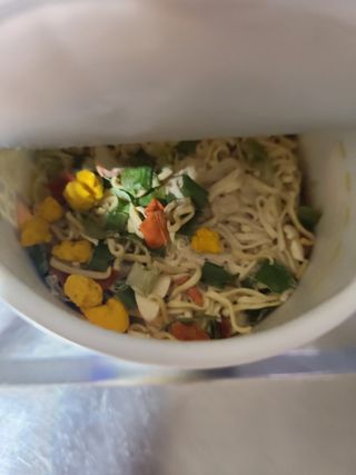 NISSIN 닛신 컵누들  4종 - 씨푸드오리지날, 씨푸드 스파이시, 씨푸드 커리, 씨푸드 XO소스 — 3.5점을 준 리뷰어가 2022년 2월 올린 사용 사진