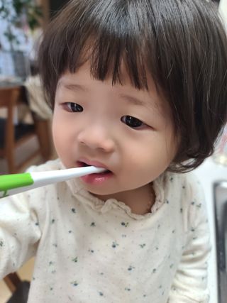 치과에서 쓰는 치약 _ 라벨제로 저불소 꼬마, 키즈, 유아, 베이비, 주니어 안전한 어린이치약 — 5점을 준 리뷰어가 2022년 10월 올린 사용 사진