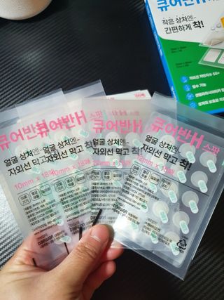 [큐어반H 스팟] 자외선 99프로 차단되는 스틱타입 스팟밴드(1팩 / 66매입) — 5점을 준 리뷰어가 2022년 11월 올린 사용 사진