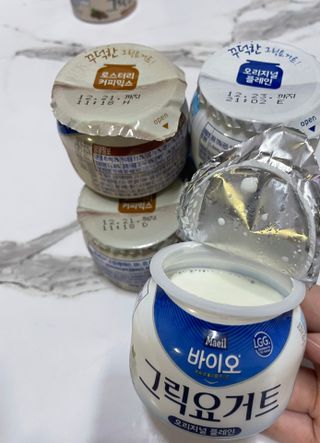 매일바이오 그릭요거트 오리지널 플레인 4개, 로스터리 커피믹스 4개 — 5점을 준 리뷰어가 2021년 12월 올린 사용 사진