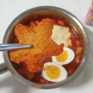 빨간키트 떡볶이 밀키트 2~3인분 매운맛 국물 떡볶이 만들기 쉬운 황금 레시피 분말 소스로 간편한 요리 — 3.5점을 준 리뷰어가 2021년 10월 올린 사용 사진