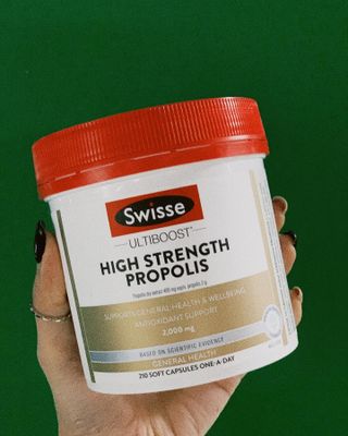 Swisse 스위스 고함량 프로폴리스 2,000mg 210정 — 5점을 준 리뷰어가 2021년 12월 올린 사용 사진