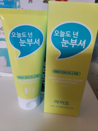 IO 아이오 오늘도 넌 눈부셔 - 데일리 스크럽 클렌징폼 — 5점을 준 리뷰어가 2021년 2월 올린 사용 사진