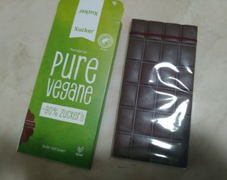 당류2g 자일리톨로 단맛을낸 슈카 퓨어비건 무설탕초콜릿 Xucker vegan 2개입 — 4.5점을 준 리뷰어가 2021년 4월 올린 사용 사진