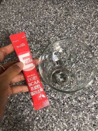 [인디닥터] 타이탄 BCAA 프로틴 젤리스틱 — 5점을 준 리뷰어가 2022년 5월 올린 사용 사진