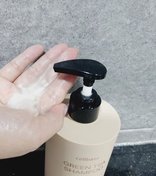 프리마인 더이상 뻣뻣하고 효과없는 탈모샴푸는 NO. 근본부터 케어하는 셀베이스 그린티샴푸(500ml) — 5점을 준 리뷰어가 2023년 4월 올린 사용 사진