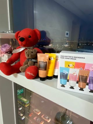 쿤달 BT21 시어버터 앤 마카다미아 퓨어 핸드크림 50ml 7구 기프트 세트 — 5점을 준 리뷰어가 2021년 3월 올린 사용 사진