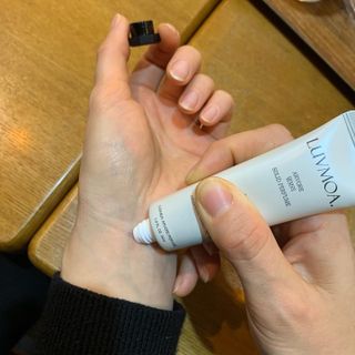 러브모아 향수 고체향수 승무원 고체향수 바르는 향수 니치향수 도손 우드세이지 앤 씨솔트 — 5점을 준 리뷰어가 2022년 12월 올린 사용 사진