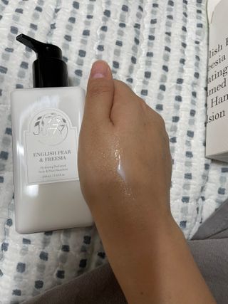 줄라이 모닝 _ JULY MORNING 줄라이모닝 하이드레이팅 퍼퓸드 바디앤핸드 에멀젼 — 5점을 준 리뷰어가 2021년 9월 올린 사용 사진