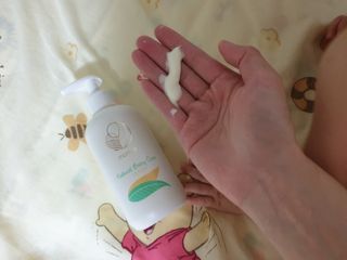 mom e 맘이 내추럴 베이비 케어 샴푸앤바스+로션 — 4점을 준 리뷰어가 2021년 1월 올린 사용 사진