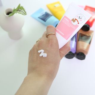 쿤달 BT21 시어버터 앤 마카다미아 퓨어 핸드크림 50ml 7구 기프트 세트 — 5점을 준 리뷰어가 2021년 3월 올린 사용 사진
