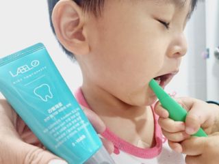 치과에서 쓰는 치약 _ 라벨제로 저불소 꼬마, 키즈, 유아, 베이비, 주니어 안전한 어린이치약 — 5점을 준 리뷰어가 2023년 1월 올린 사용 사진