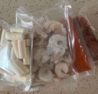 화끈한녀석들 새오똥400g 새우,오징어,똥집 볶음요리 소스,밀떡, 참기름 포함 — 5점을 준 리뷰어가 2022년 12월 올린 사용 사진