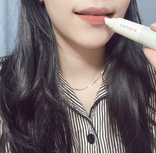 [후르디아] 올리브영 착한보습 비건 립버터 2종 — 5점을 준 리뷰어가 2022년 12월 올린 사용 사진