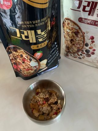 씨알푸드 씨알로 그래놀라 2종 후르츠+크랜베리 아몬드 — 5점을 준 리뷰어가 2022년 7월 올린 사용 사진