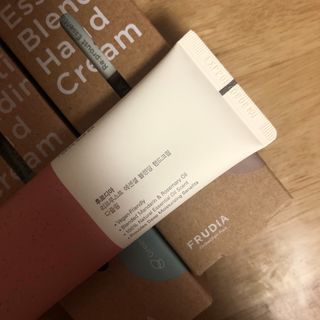 [후르디아] 끈적임 없는 착한성분 비건  핸드크림 3종 — 5점을 준 리뷰어가 2021년 12월 올린 사용 사진