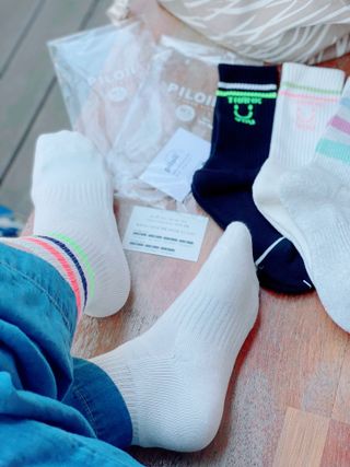사이즈가 있는 양말 필로이 운동하기 좋은 날!_스포츠 크루 양말 4족 세트_남여 각각 (S,M,L)_컬러 랜덤 발송 — 5점을 준 리뷰어가 2022년 5월 올린 사용 사진