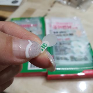 [큐어반H 스팟] 자외선 99프로 차단되는 스틱타입 스팟밴드(1팩 / 66매입) — 5점을 준 리뷰어가 2022년 12월 올린 사용 사진