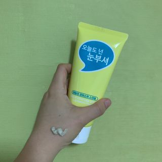 IO 아이오 오늘도 넌 눈부셔 - 데일리 스크럽 클렌징폼 — 3.5점을 준 리뷰어가 2021년 2월 올린 사용 사진