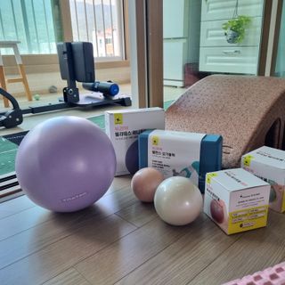 [트라택] 홈 필라테스 SET [미니짐볼+웨이트볼(0.5kg&1kg+요가블럭] — 5점을 준 리뷰어가 2022년 7월 올린 사용 사진