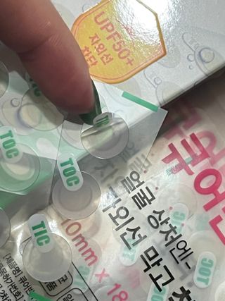 [큐어반H 스팟] 자외선 99프로 차단되는 스틱타입 스팟밴드(1팩 / 66매입) — 5점을 준 리뷰어가 2022년 11월 올린 사용 사진
