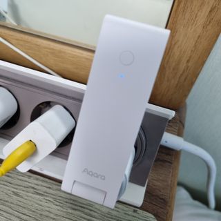 아카라 조명 스위치를 누워서 끄는 방법 (스마트 조명 스위치 2구 + 무선 리모트 스위치 1구 T1, 스마트 허브 E1) — 5점을 준 리뷰어가 2021년 11월 올린 사용 사진
