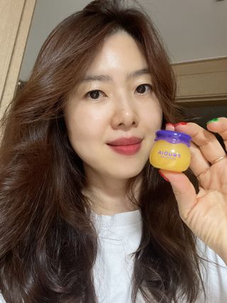 틱톡 [후르디아] 튼입술해결템 올리브영 블루베리 하이드레이팅 허니 립밤 — 5점을 준 리뷰어가 2023년 12월 올린 사용 사진