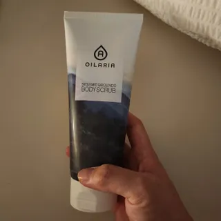 오일아리아 뉴트리 모이스처라이징 세사미 씨드 오일로션 & 데일리 디톡스 세사미 그라운즈 바디스크럽 — 5점을 준 리뷰어가 2023년 6월 올린 사용 사진