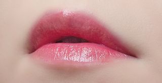 틱톡 [후르디아] 튼입술해결템 올리브영 블루베리 하이드레이팅 허니 립밤 — 5점을 준 리뷰어가 2023년 12월 올린 사용 사진