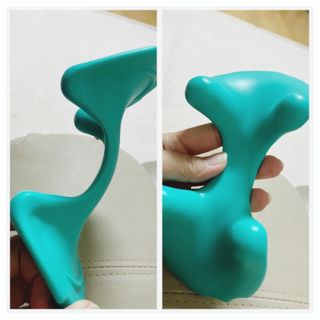 힐니스북 [힐마이넥]   거북목 통증완화를 위한 휴대용 목 안마기 — 5점을 준 리뷰어가 2022년 12월 올린 사용 사진
