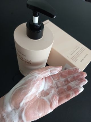 프리마인 더이상 뻣뻣하고 효과없는 탈모샴푸는 NO. 근본부터 케어하는 셀베이스 그린티샴푸(500ml) — 5점을 준 리뷰어가 2023년 3월 올린 사용 사진