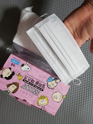 JHWORLD 스누피 마스크 정품 스누피 닥터클린 국내 아동용 성인용 3중 MB필터 일회용 덴탈마스크 50매 — 4점을 준 리뷰어가 2021년 8월 올린 사용 사진