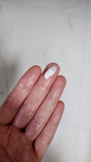 틱톡 [후르디아] 백탁NO! 화잘먹 수분광 선 에센스✨ — 5점을 준 리뷰어가 2023년 5월 올린 사용 사진