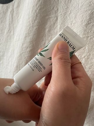 버텍스넘버원 버텍스 넘버원 햄프씨드오일 핸드밤, 바디크림 — 5점을 준 리뷰어가 2022년 3월 올린 사용 사진
