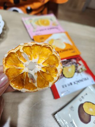 프루낵 제주감귤 초코12봉입 4종(화이트초코,다크초코,요구르트초코,콜라초코)  57.6g(4.8g*12봉입) — 5점을 준 리뷰어가 2022년 10월 올린 사용 사진