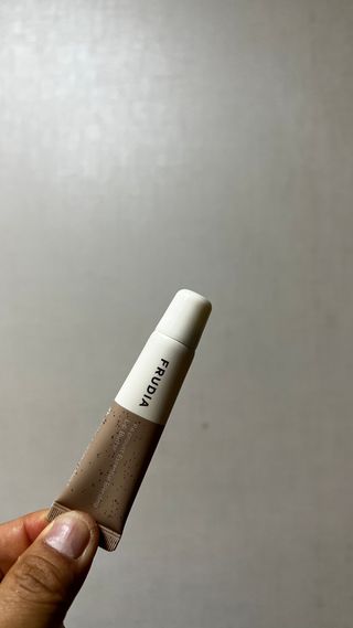 [후르디아] 올리브영 착한보습 비건 립버터 2종 — 5점을 준 리뷰어가 2023년 2월 올린 사용 사진