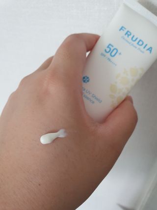 틱톡 [후르디아] 백탁NO! 화잘먹 수분광 선 에센스✨ — 5점을 준 리뷰어가 2023년 8월 올린 사용 사진