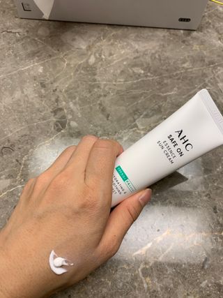 [AHC] 세이프온 에센스 선크림 올리브영 스페셜 증정 기획세트 — 5점을 준 리뷰어가 2022년 6월 올린 사용 사진