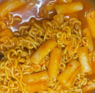 더밥  고추마녀 라볶이 +  나이스미 무설탕 현미후레이크 — 5점을 준 리뷰어가 2021년 10월 올린 사용 사진