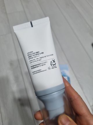 [스킨1004] 마다가스카르 센텔라 히알루-시카 워터핏 선세럼 50ml — 5점을 준 리뷰어가 2024년 5월 올린 사용 사진