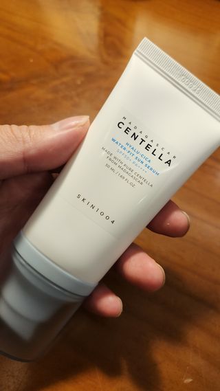 [스킨1004] 마다가스카르 센텔라 히알루-시카 워터핏 선세럼 50ml — 5점을 준 리뷰어가 2024년 5월 올린 사용 사진