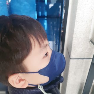 [블루 본 아이노우] 유아용 컬러마스크 40 PCS SET 2중 택 1 — 5점을 준 리뷰어가 2021년 5월 올린 사용 사진