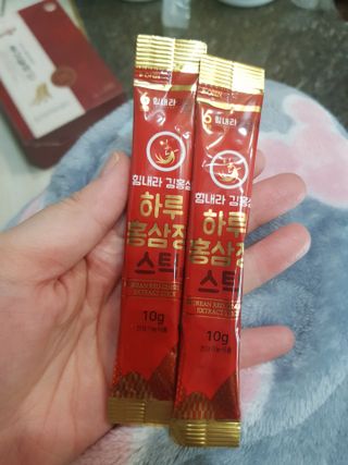 힘내라김홍삼 하루홍삼정스틱 10g x 10포 — 5점을 준 리뷰어가 2021년 3월 올린 사용 사진