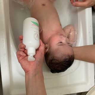 mom e 맘이 내추럴 베이비 케어 샴푸앤바스+로션 — 5점을 준 리뷰어가 2021년 1월 올린 사용 사진
