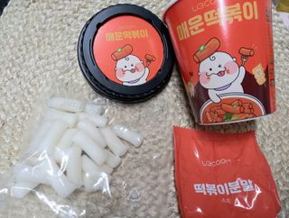 유비쿡 컵떡볶이 매운컵떡볶이2개/ 짜장컵떡볶이 2개  총 4개세트 — 5점을 준 리뷰어가 2021년 2월 올린 사용 사진