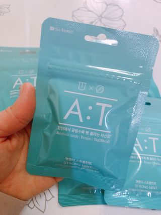 입 냄새 완화에 도움을 주는 에티켓 캔디 앳캔디 스트롱민트 — 5점을 준 리뷰어가 2021년 2월 올린 사용 사진