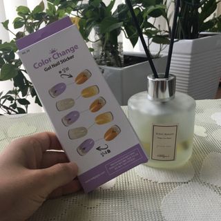 [네일가게] 햇빛에 닿으면 색이 변하는 신기한 햇살 반전 네일스티커 — 5점을 준 리뷰어가 2021년 8월 올린 사용 사진